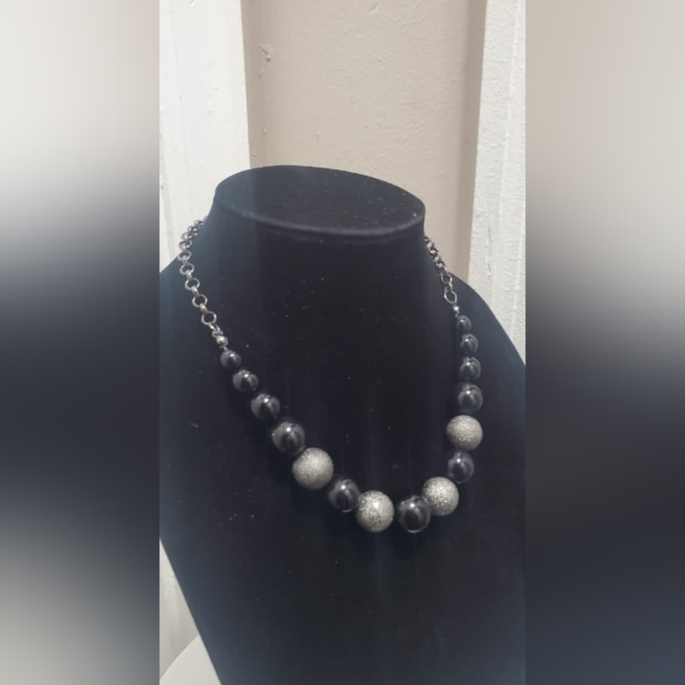 Silver Tone And Black Large Shiny Ball Necklace. 🌴